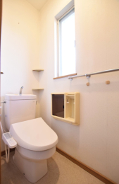 �g�C�� 1F�@�����݂���ꂽ�g�C���́A���R��������A�S�n�悢���������������܂��B