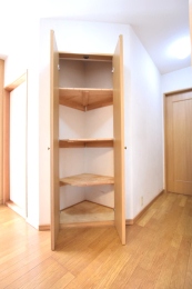 ���[ 1�K�L���̕����́A�g������̗ǂ��ʒu�ɂ���A�\���Ȏ��[�ʂ��m�ۂ��Ă��܂��B