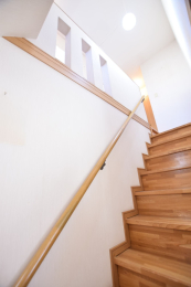 ���̑����� �K�i��̕ǂɃX���b�g������A���邳�ƊJ�������v���X���Ă��܂��B