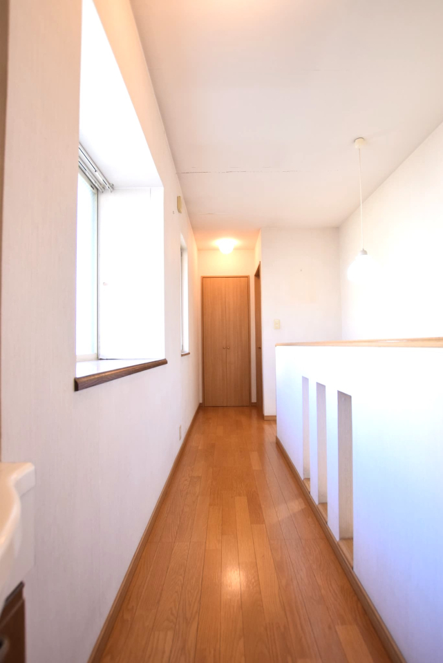 ���̑����� 2�K�̘L���ɂ͊K�i���̕ǖʂɃX���b�g����݂��A���炩�ȗz�����K�i�܂œ͂����邢��ԂɂȂ��Ă��܂��B