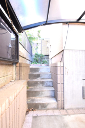 ���̑����n ���ԏꂩ�痠��ւƑ����K�i�B����ꂪ�s���͂��A���ꂢ�ɐ�������Ă��܂��B