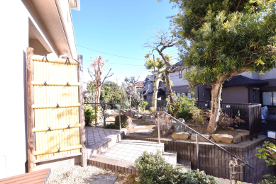 �� ���ꂢ�ɋ敪�����ꂽ�a���̒낪�L����A�����S����������Ԃł��B