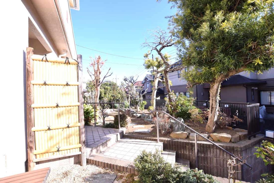 �� ���ꂢ�ɋ敪�����ꂽ�a���̒낪�L����A�����S����������Ԃł��B