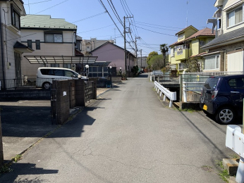 �O�ʓ��H�܂ތ��n�ʐ^ ���ɂ͏��w�Z���k��1��